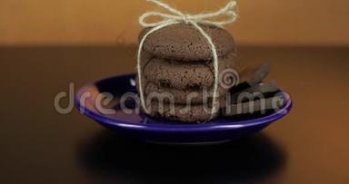 一块蓝色盘子上的巧克力饼干看上去很美味。 <strong>温馨背景</strong>